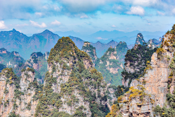 云雾缭绕高山峭壁秋色风景