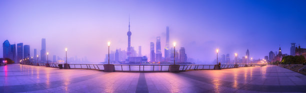 夕阳下的上海陆家嘴全景