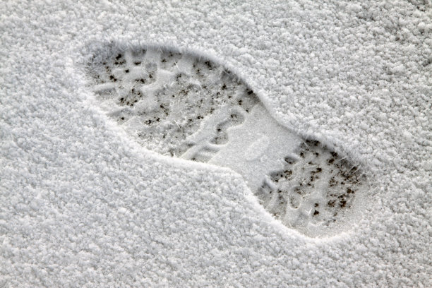 白雪上的脚印