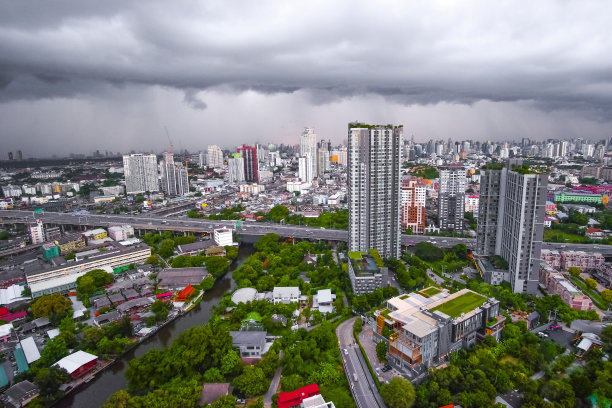 狂风暴雨前的乌云