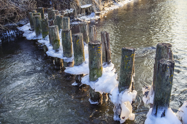 河道 水坝