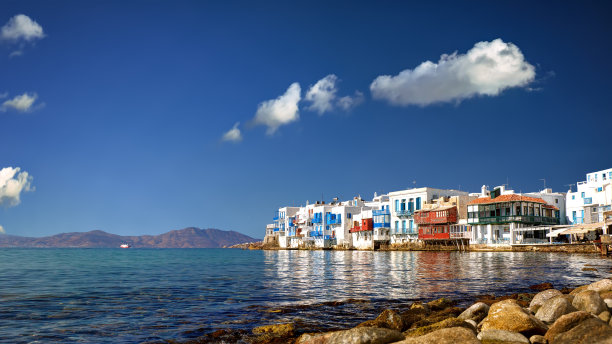 希腊小岛上的彩色村庄