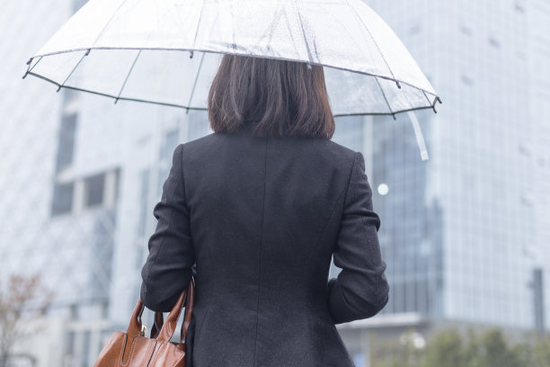 手拿雨伞