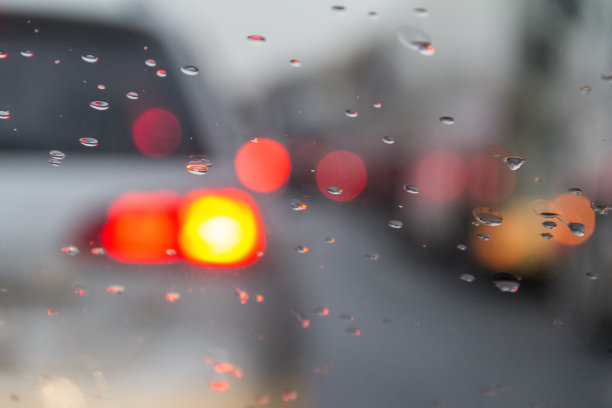 雨中堵车