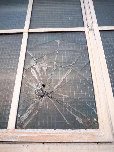 破碎的玻璃窗