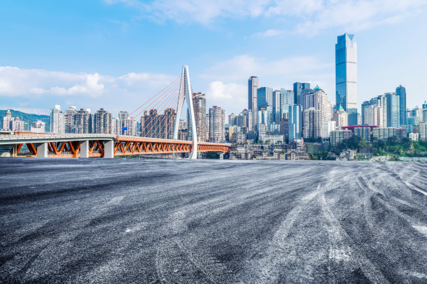 柏油马路和上海现代建筑群