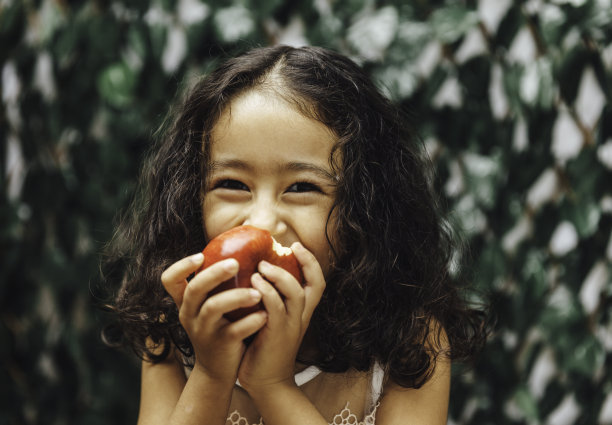 吃苹果的女孩