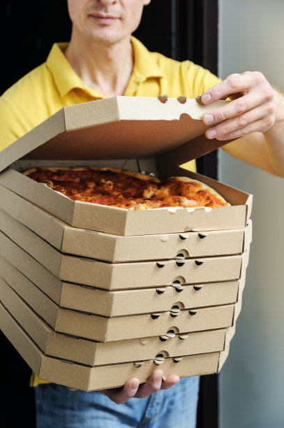 快乐的快递员给人送披萨