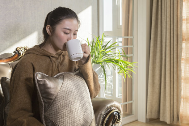 喝茶的美女