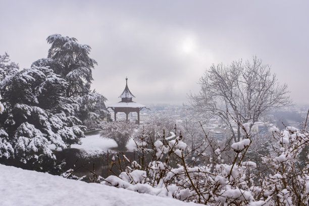 大雪中的亭子