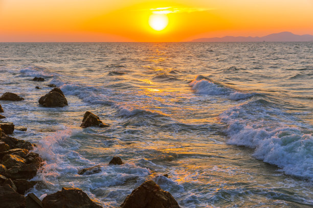 海浪撞击岩石