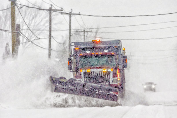 扫雪铲雪从公路在暴风雪中