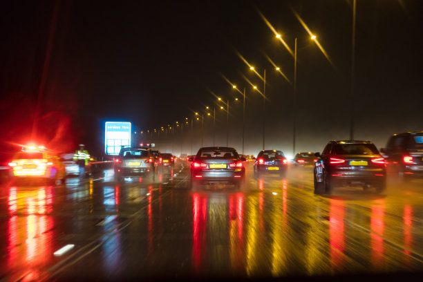 雨中堵车