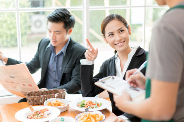 在办公室用餐的商务团队