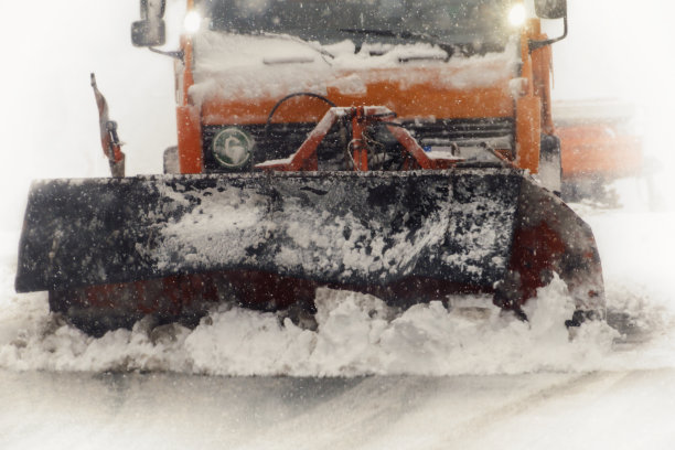 扫雪铲雪从公路在暴风雪中