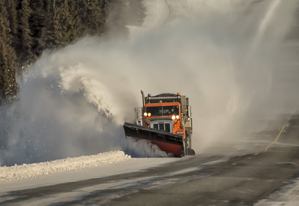 扫雪铲雪从公路在暴风雪中