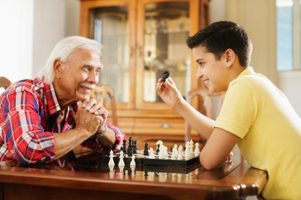 老人快乐下棋