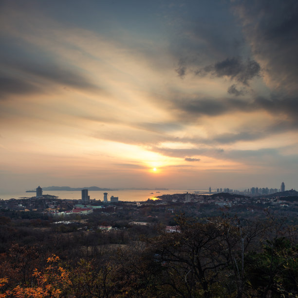 航拍青岛夕阳下的城市