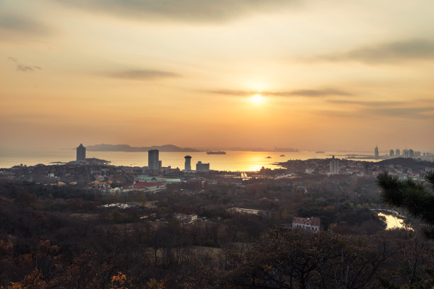 航拍夕阳中的青岛城市景观