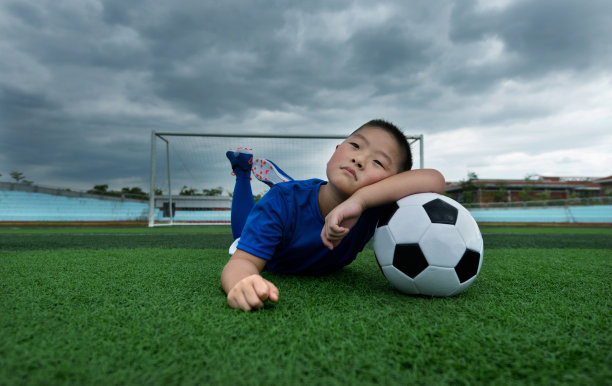 儿童踢足球 运动场 锻炼身体