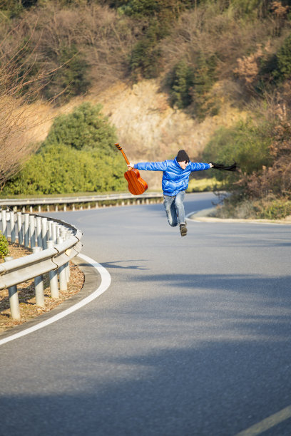 蜿蜒山坡