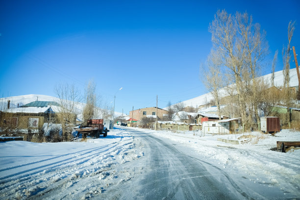 扫雪铲雪从公路在暴风雪中