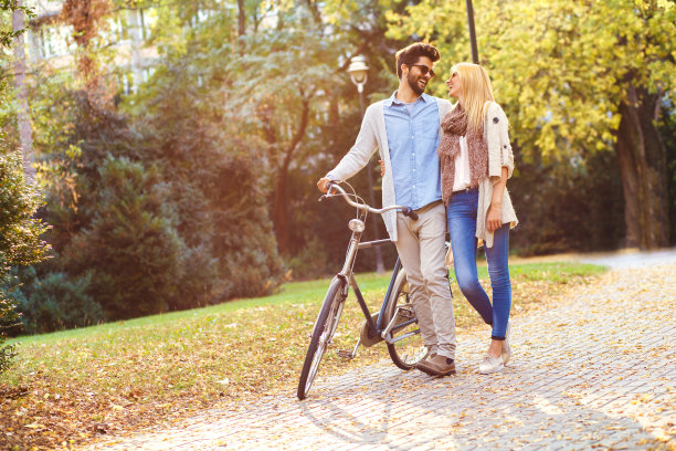 骑着自行车的一对情侣