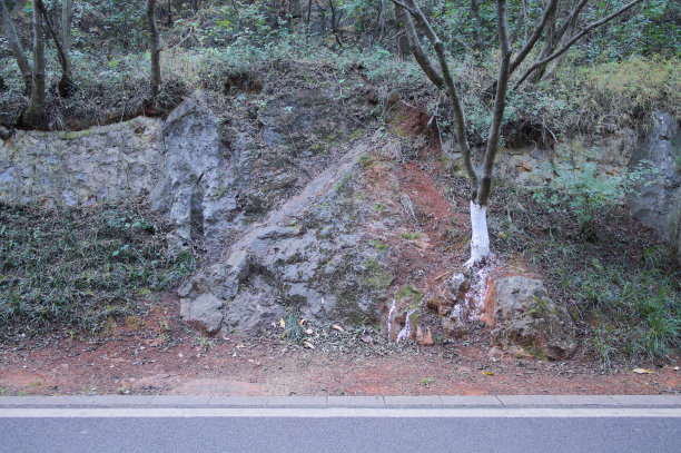 山涧土路