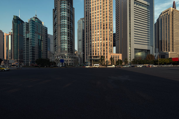 沥青路面和上海摩天大楼