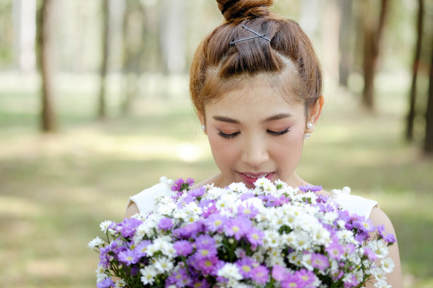 穿着婚纱拿着一束花的新娘