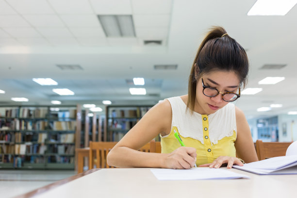 学校图书馆学生阅览室