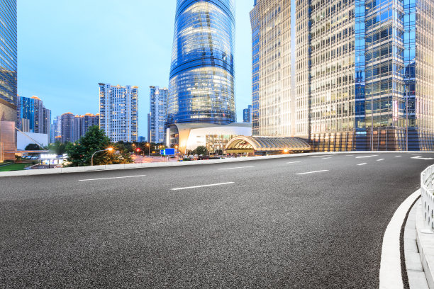 道路地面和上海现代建筑天际线