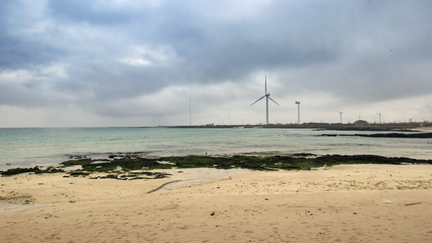海岛上的风力发电机