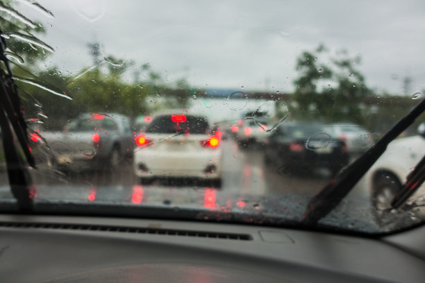 雨中堵车