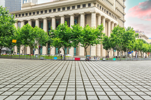 道路地面和上海现代建筑天际线