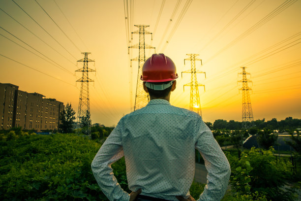 夕阳电线塔