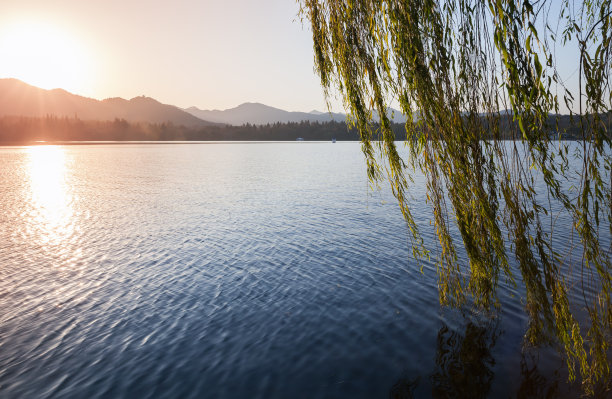 西湖日出