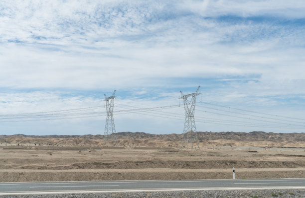 大漠高压电塔