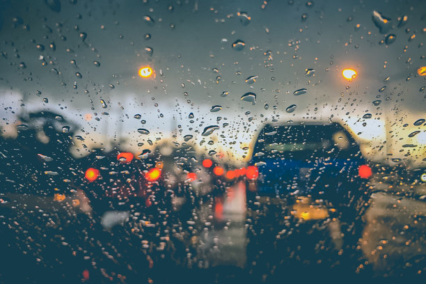 雨中驾驶