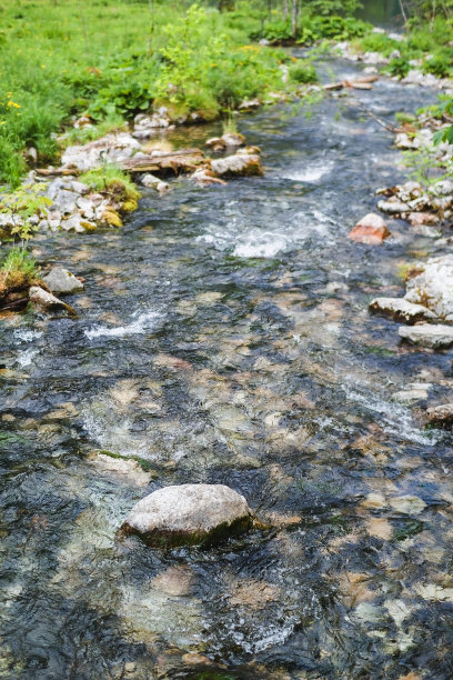 岩石与溪水