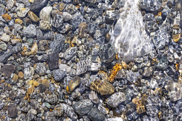 水和鹅卵石