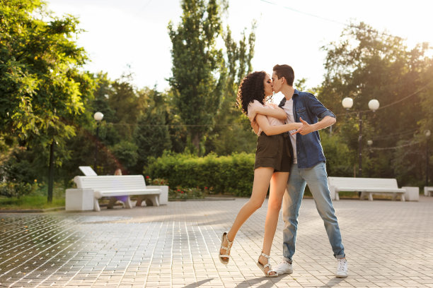 在公园里跳舞的情侣