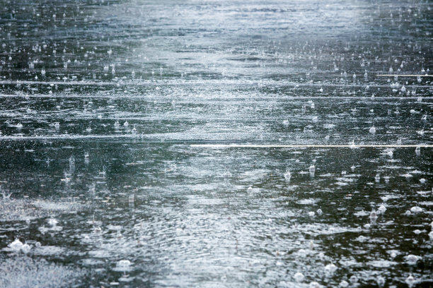 下雨的城市