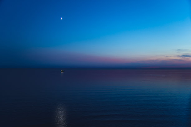 蓝色海上明月