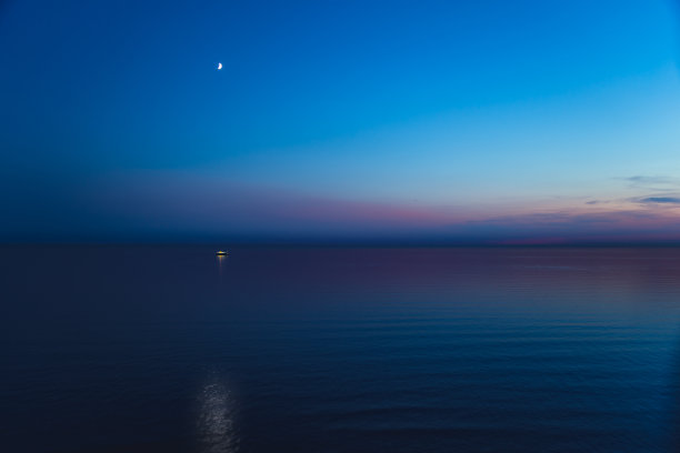 夜空下的海滩