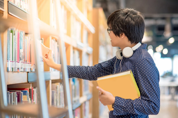 在图书馆挑选书的大学生