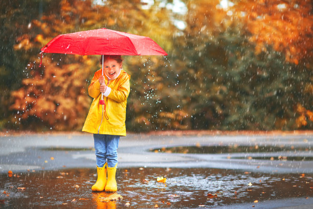 雨中打伞女孩