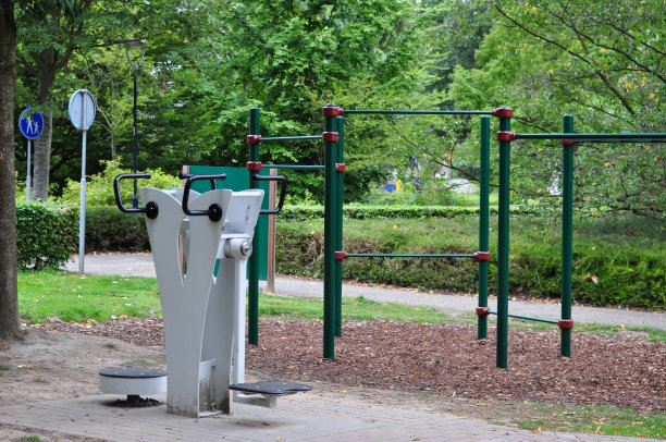公园的健身器材
