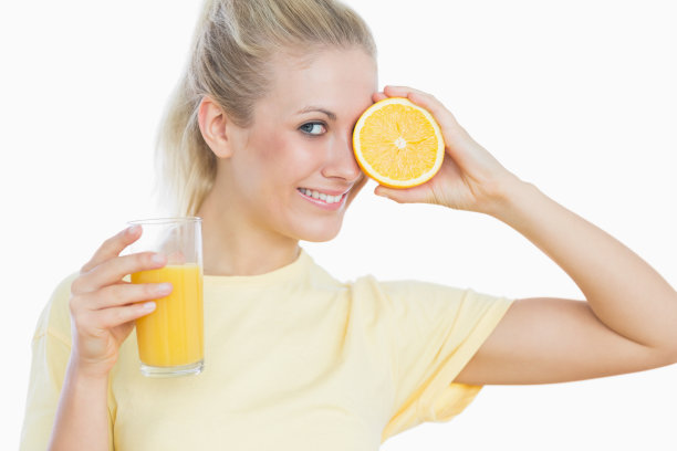 开心的女人拿着一橙汁