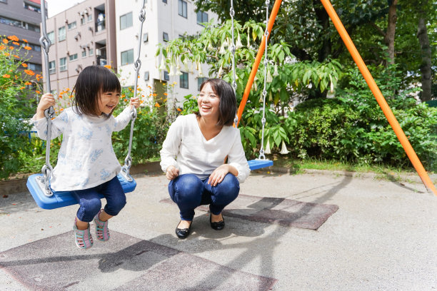 小女孩和妈妈一起在playground玩